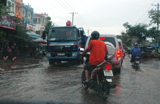 Mưa lớn gây ách tắc giao thông tại thành phố Hồ Chí Minh